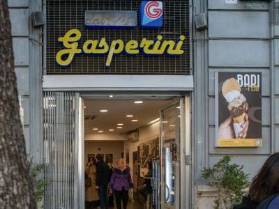 Tra i due esercizi commerciali c�� un�altra istituzione della strada: la Gelateria Gasperini, tra le pi� antiche di Bari, aperta dal 1936 e punto di riferimento per i baresi pi� golosi